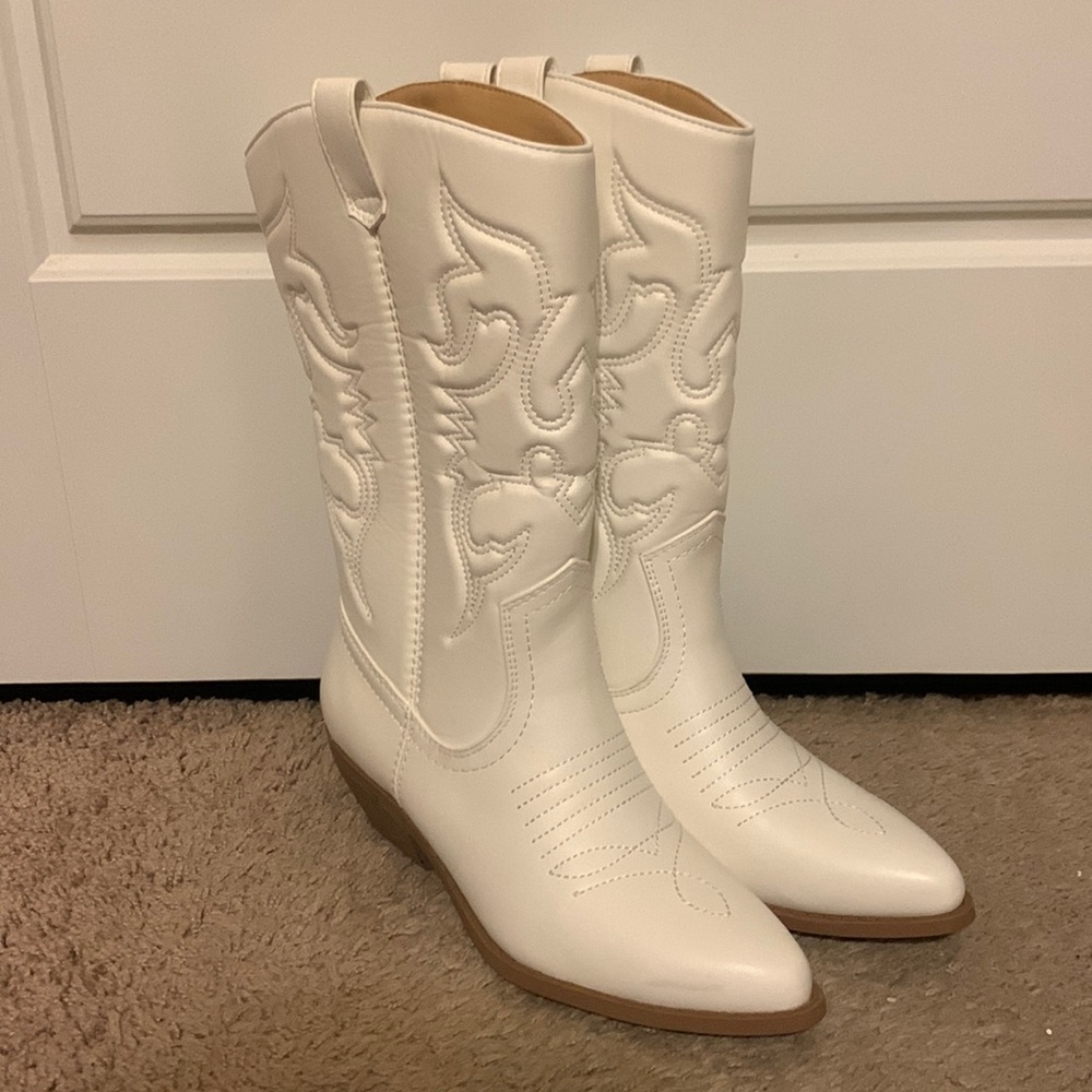 🆕 White cowgirl boots. Perfect for bride, bridal party, bachelorette party!
